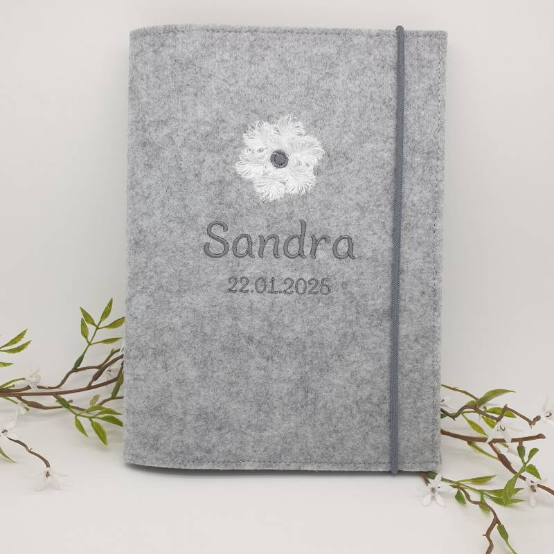 Personalisierte U-Heft Hülle Filz, Bestickt Mit Name, Datum Und Blume Personalisierte U-Heft Hülle Filz, Bestickt Mit Name, Datum Und Blume von farbfein