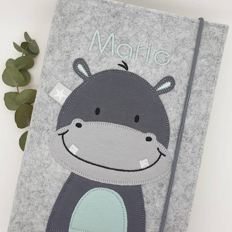 U-Heft Hülle Filz Hellgrau Mit Nilpferd Bestickt Und Personalisiert Grau Mint U-Heft Hülle Filz Hellgrau Mit Nilpferd Bestickt Und Personalisiert Grau Mint von farbfein