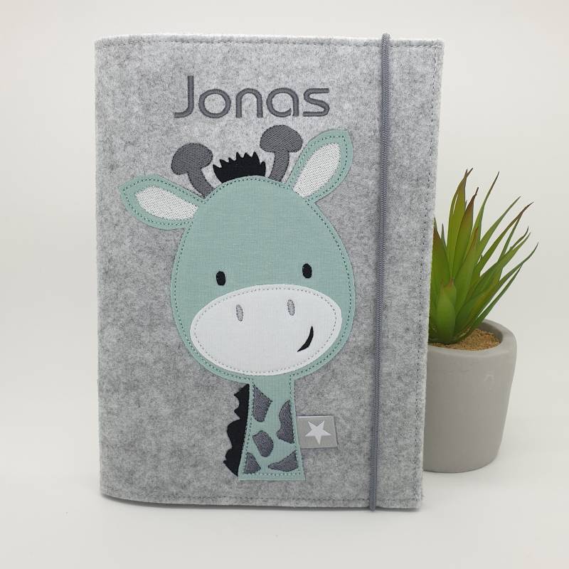 U-Heft Hülle Filz Mit Giraffe Und Name Personalisiertes Babygeschenk von farbfein