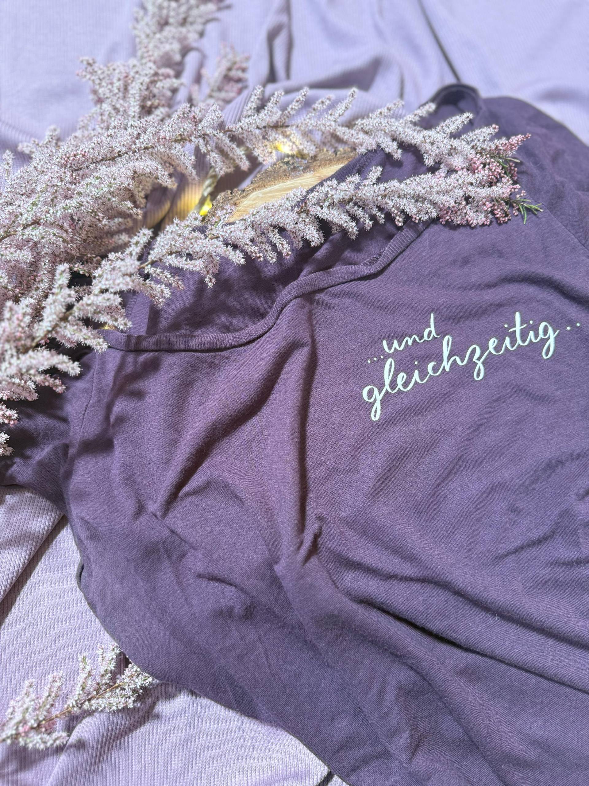 Bügelbild „Und Gleichzeitig" | Für Gleichzeitigkeit Auf All Deinen Liebsten Kleidungsstücken Bügelbild „Und Gleichzeitig" | Für Gleichzeitigkeit Auf All Deinen Liebsten Kleidungsstücken von farbflausen