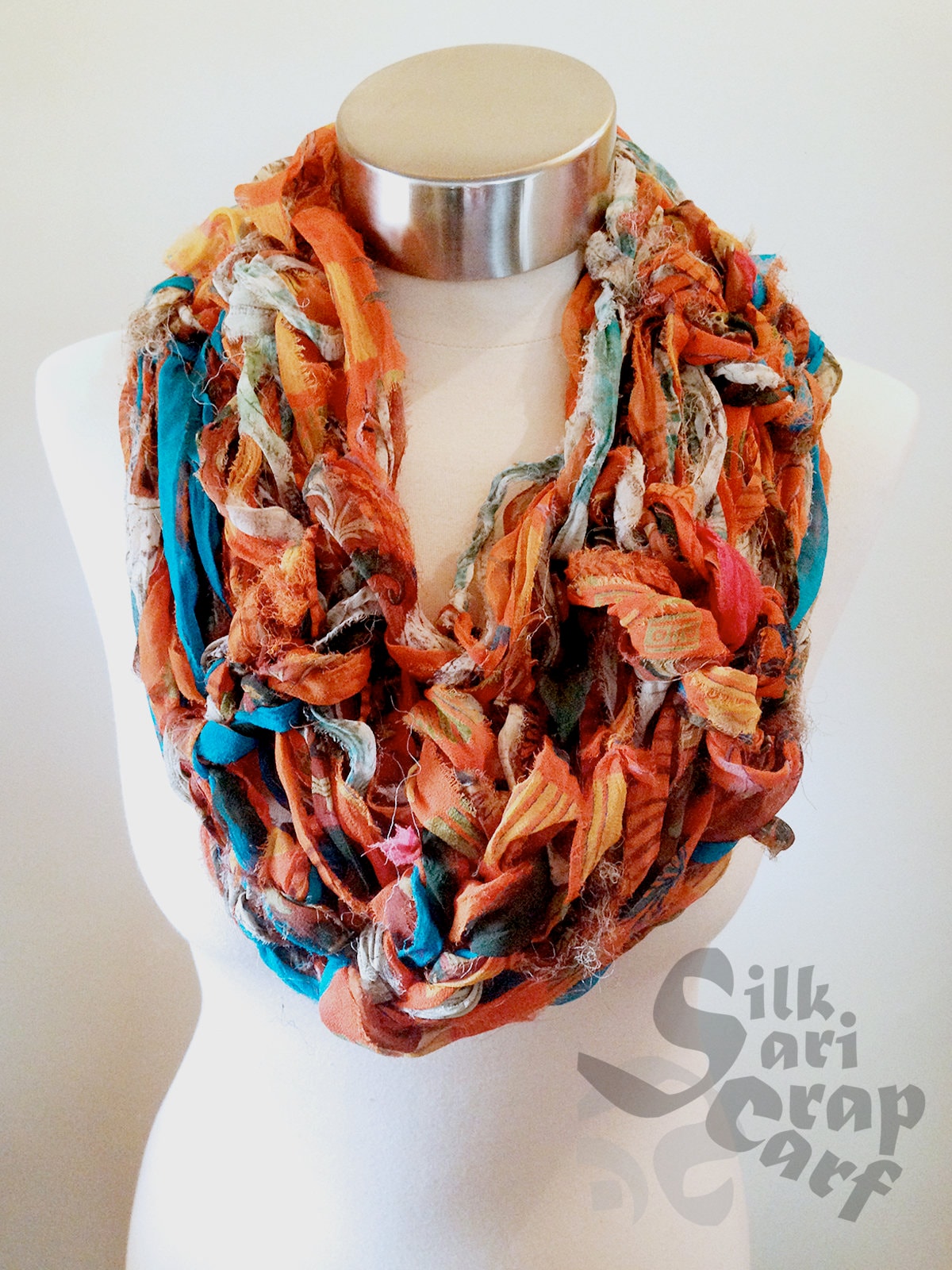 Schlauchschal Mit Sari Seiden Schal, Grobstrick Halswärmer, Geschenk, Seide Band Chiffon Garn, Upcycled, Recycled, Fair Trade Schlauchschal Mit Sari Seiden Schal, Grobstrick Halswärmer, Geschenk, Seide Band Chiffon Garn, Upcycled, Recycled, Fair Trade von farmerandfashionista