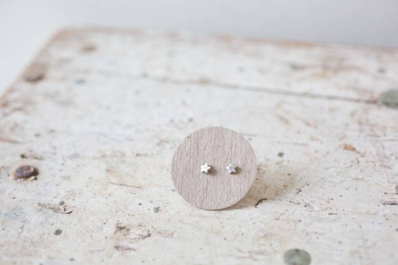 Zierliche Blumen Ohrstecker, 925 Sterling Silber Daisy Kleine Blume Ohrringe, Minimalist Täglichen Schmuck, Geschenk Für Sie von farmhousemoon