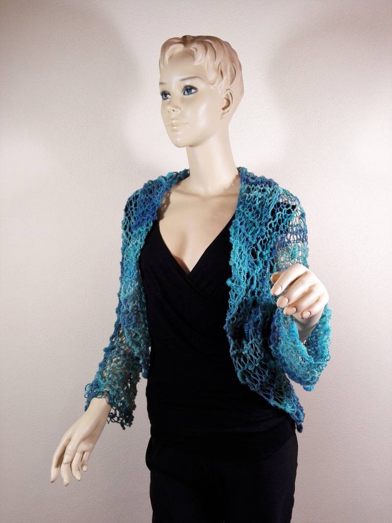 Bolero in Blau-Tönen Mit Coils, Handgestrickt Aus Handgesponnener Wolle Größe S von faserkunst