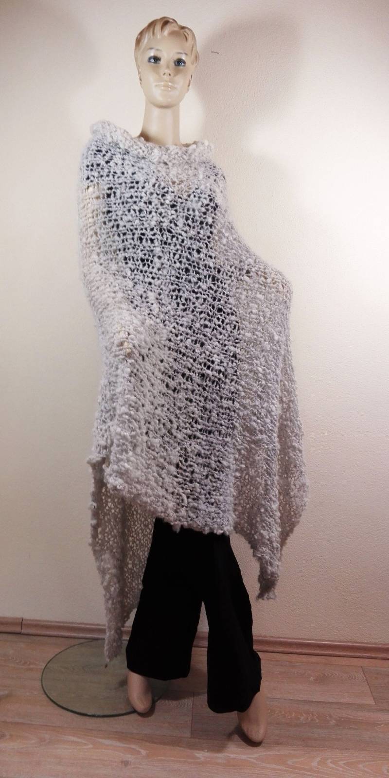 Poncho, Handgestrickt in Einem Grobstrickmuster Aus Wollweißer Handgesponnener Wolle, Einheitsgröße von faserkunst