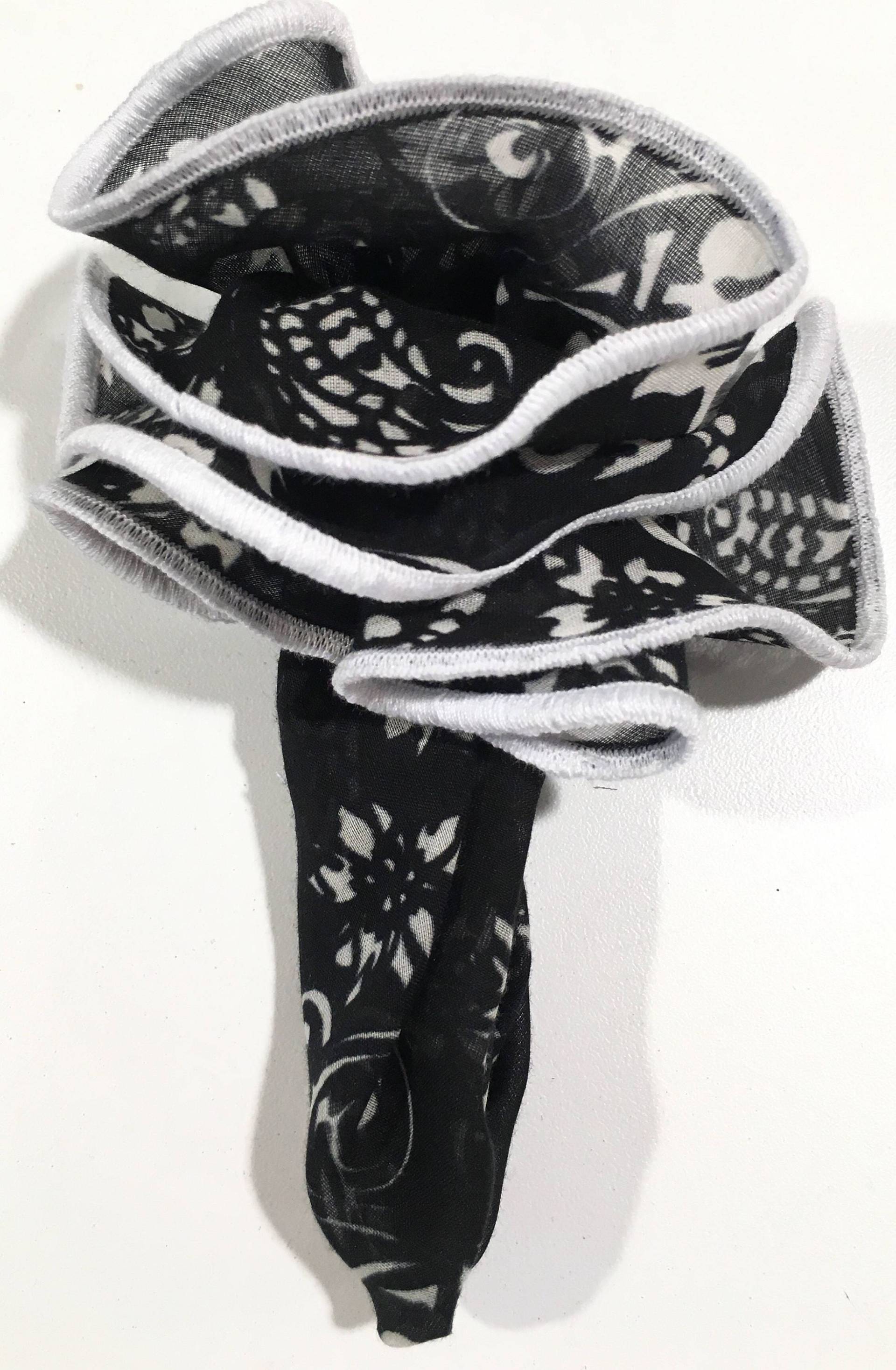Einstecktuch Rund Handgemacht Schwarz-Weiß Paisley Mit Weißer Genähter Pfeifenbordüre Von Squaretrapny.com von fashion79tycoon