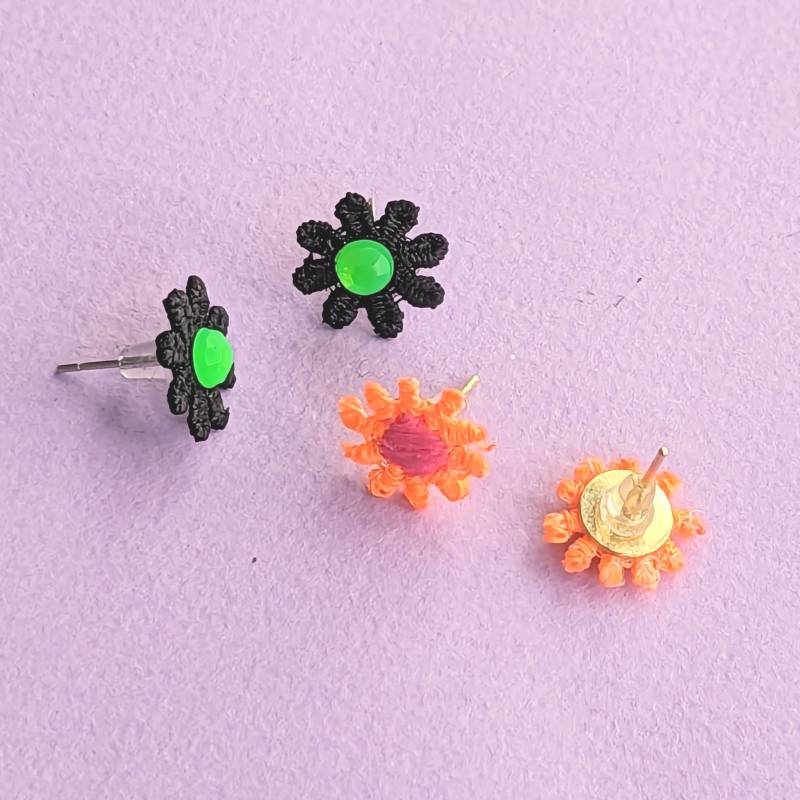 Neon Daisy Lace Blume Ohrstecker - Schwarz Oder Orange Kleine Einzigartiger Schmuck von fashionmeme