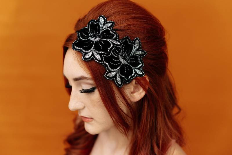 Samt Rosen Haarband Schwarz & Silber Floral Fascinator von fashionmeme