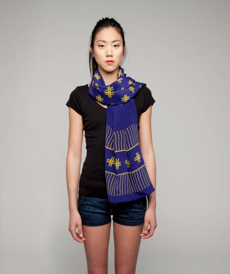 Block Gedruckt Seidenschal Navy Block Gedruckt Seidenschal Navy von fatalphlow