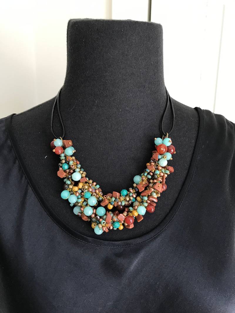 Gehäkelte Bib Statement Halskette Lederband, Achat & Karneol Perlen von fatash1