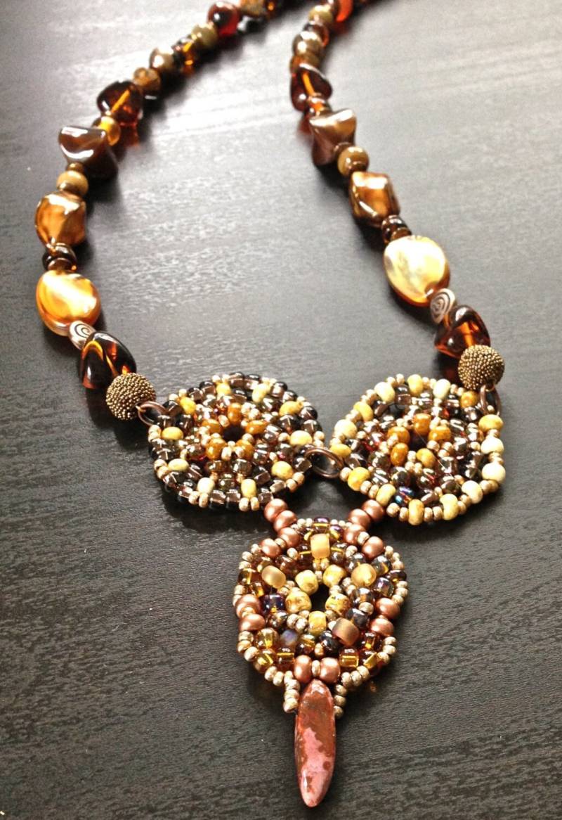 Handgemachte Bib Halskette Boho Mandala Anhänger, 48cm von fatash1