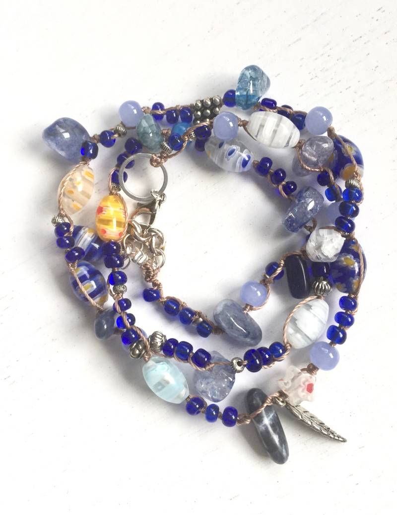 Kobaltblaues Häkelarmband Millefiori Glasperlen Boho Chic Wrap von fatash1