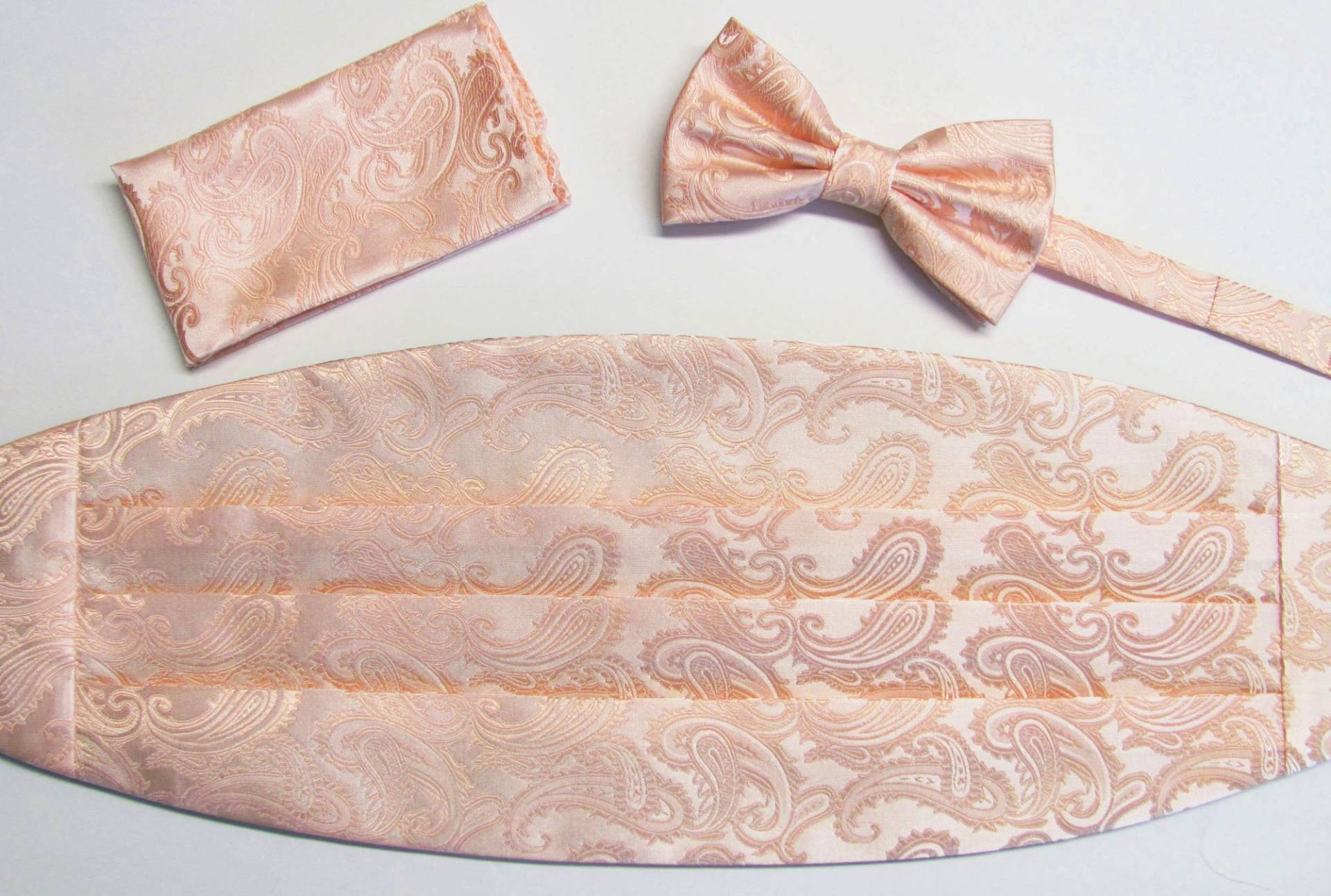 Herren Pfirsich Paisley Satin Cummerbund Set Verstellbare Zurück Mit Krawatte Und Pocket Square von fatbettysbowties