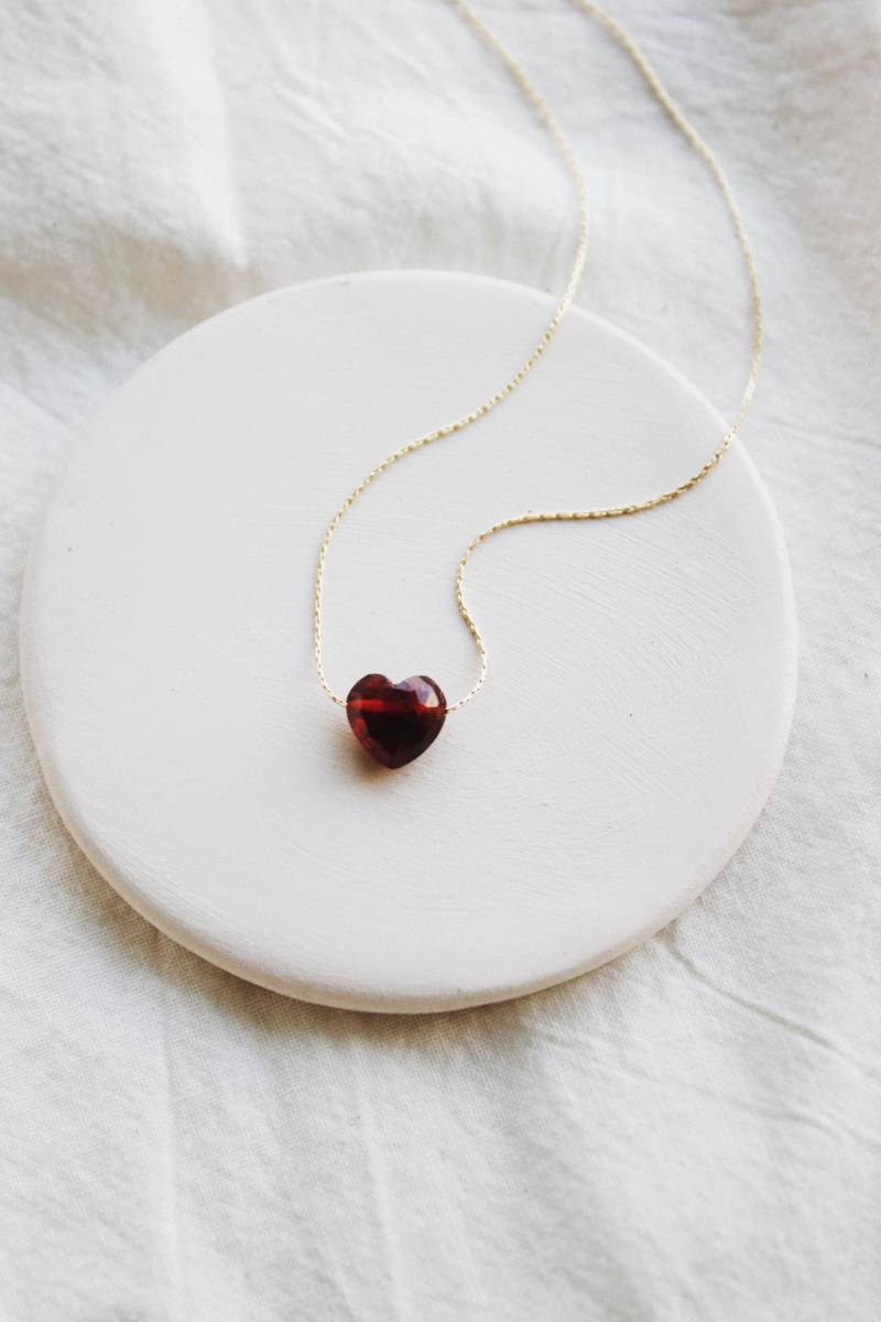 Zierliche Granat Herz Anhänger - Rotes Liebe Edelstein Halskette Valentinstag Geschenk Brautjungfern Hochzeit Details. Brautschmuck Zierliche Granat Herz Anhänger - Rotes Liebe Edelstein Halskette Valentinstag Geschenk Brautjungfern Hochzeit Details. Brautschmuck von faunayflorajewelry