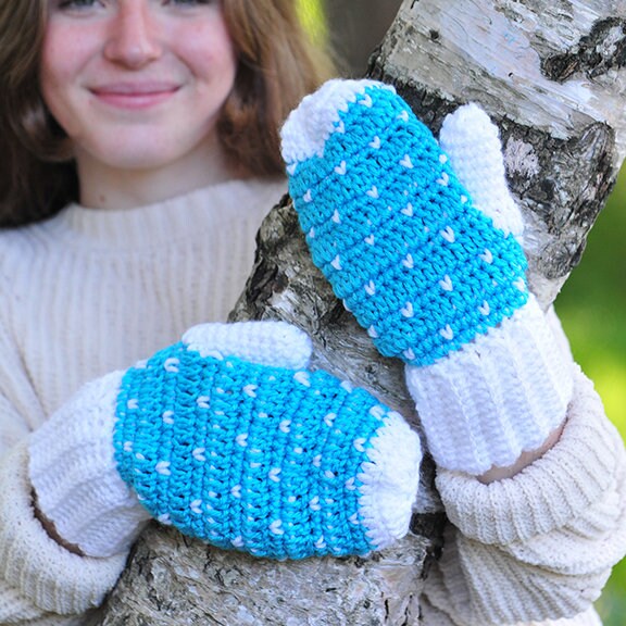 Aqua Blau Und Weiß Winter Handschuhe, Schneefall, Warme Damen Mitts, Weiches Acrylgarn, Häkelarbeit, Weihnachtsgeschenk, Türkis, Doppel-Manschetten von fawnandbirch