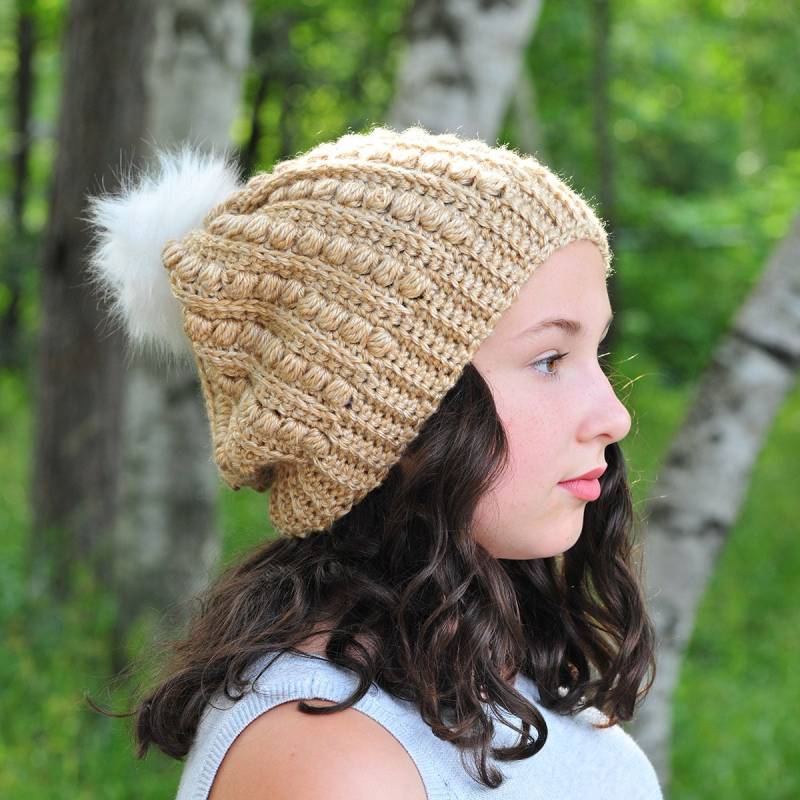 Gehäkelte Beanie Aus Honigbraunem Acryl Mit Kunstfellbommel von fawnandbirch