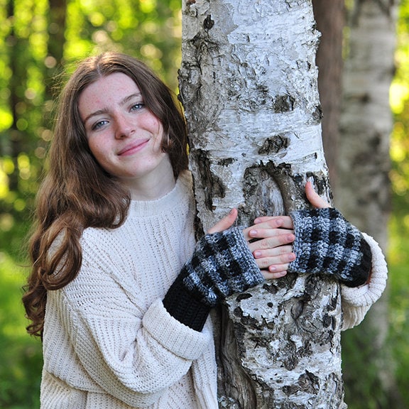 Grau Und Schwarz Karierte Fingerlose Handschuhe, Acrylgarn, Handgehäkelt, Häkelhandschuhe, Teenager Oder Frauen, Pulswärmer, Geschenk Für Sie von fawnandbirch