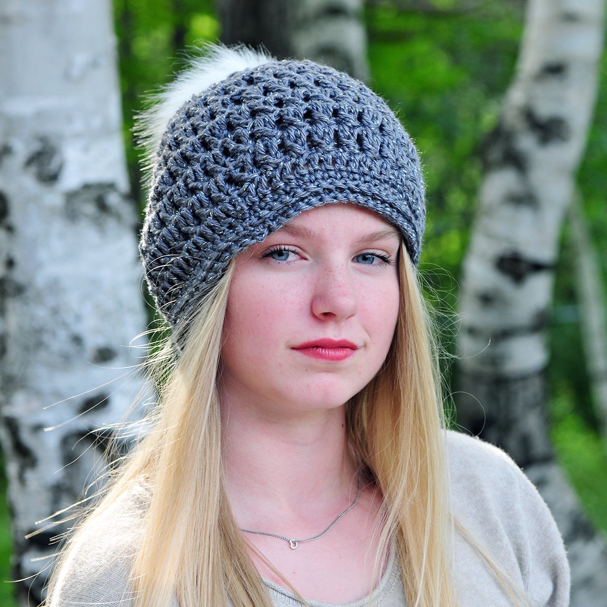 Grey Sparkle Häkelmütze Damen Wintermütze Mit Kunstfellbommel von fawnandbirch