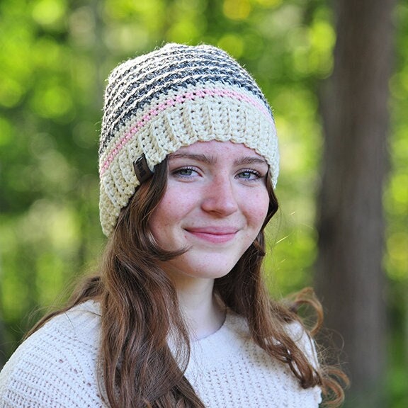 Sockenmütze, Grau Weiß Und Rosa, Gehäkelte Beanie, Wollmütze, Süßes Geschenk Für Teenager Oder Frauen, Kanadierin, Made in Canada von fawnandbirch