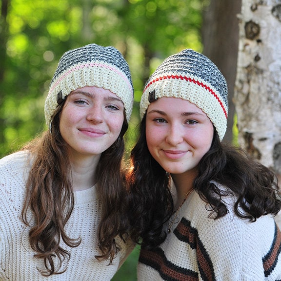 Sockenmütze, Grau Weiß Und Rot, Gehäkelte Beanie, Wollmütze, Süßes Geschenk Für Teenager Oder Frauen, Kanadierin, Made in Canada von fawnandbirch