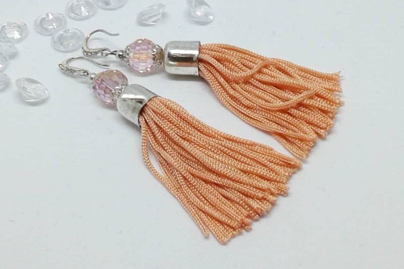 Pfirsich Tassle Ohrringe Mit Vergoldeten Oder Versilberten Perlenkappen Und Strassdraht-Trägern von fayeslipp