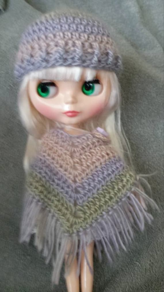 Mütze Mit Geripptem Rand Für Blythe Doll Wähle Die Farbe Aus, in Springtime Clothing Crochet Outfit Gezeigt Wird von fcwhimsey