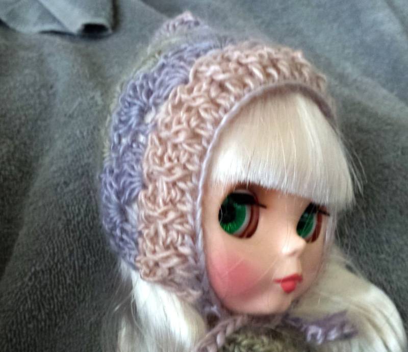 Pixie Mütze Für Blythe Doll Wähle Die Farbe Aus, in Springtime Clothing Crochet Outfit Gezeigt Wird von fcwhimsey