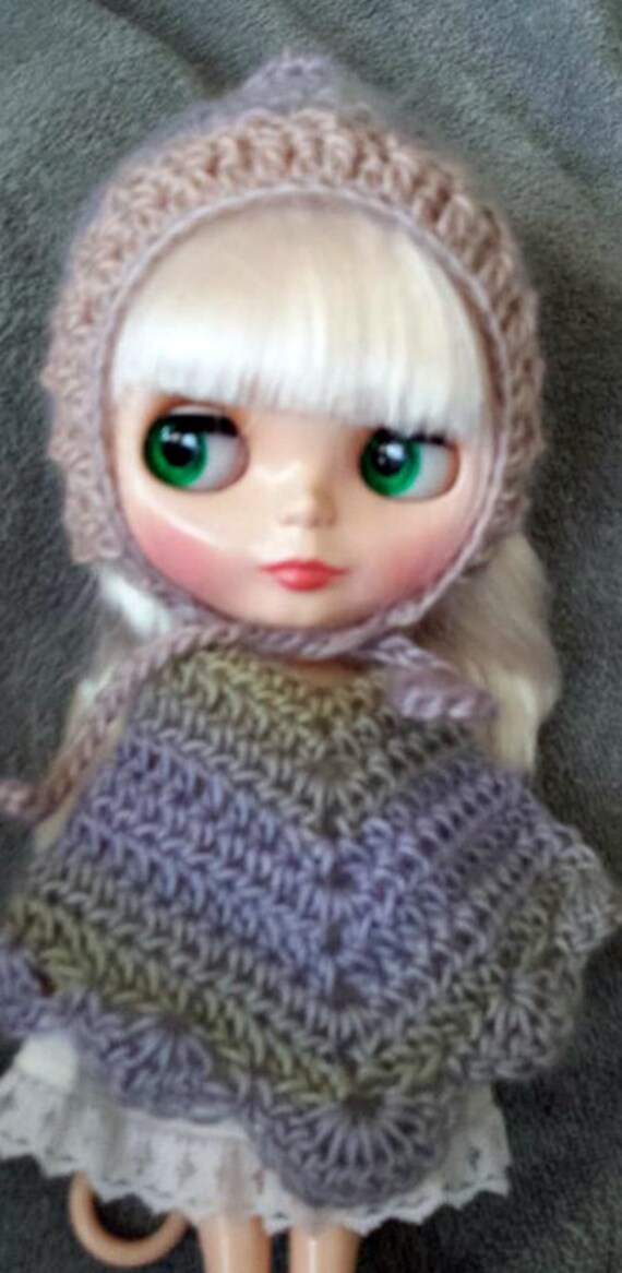 Poncho Mit Bogenkanten Für Blythe Doll Wähle Die Farbe Aus, in Springtime Clothing Crochet Outfit Gezeigt Wird von fcwhimsey