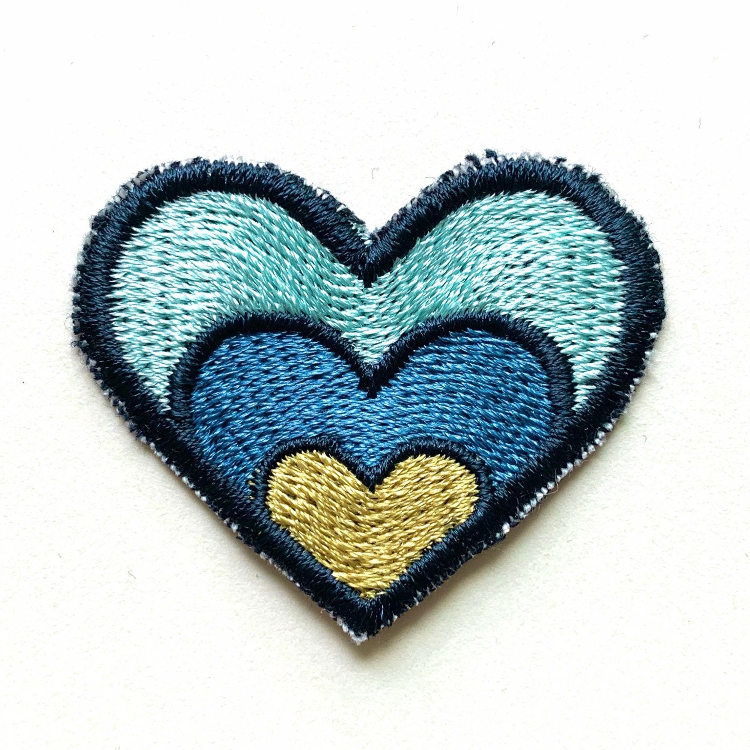 Aufnäher ~ Herz Bunt Patch Gestickt Bio Applikation Zeichen Logo Stickerei von feinSTOFF