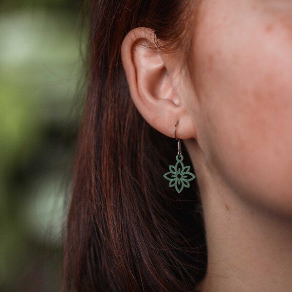 feinformart Ohrringe / Ohrhänger aus Holz - Flower mini von feinformart