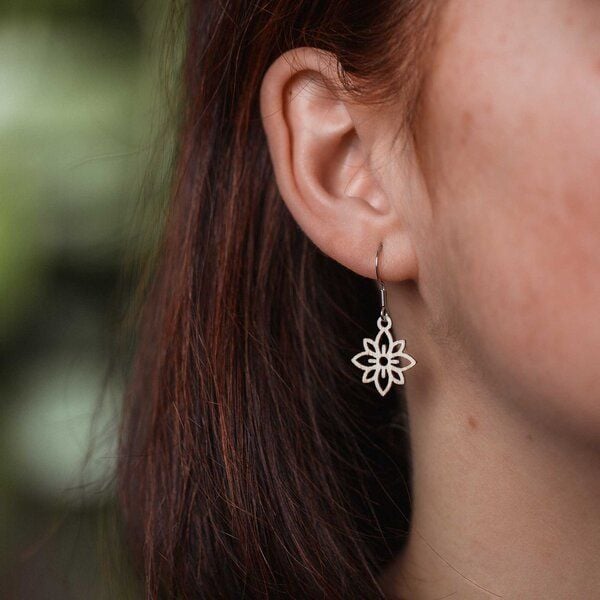 feinformart Ohrringe / Ohrhänger aus Holz - Flower mini von feinformart