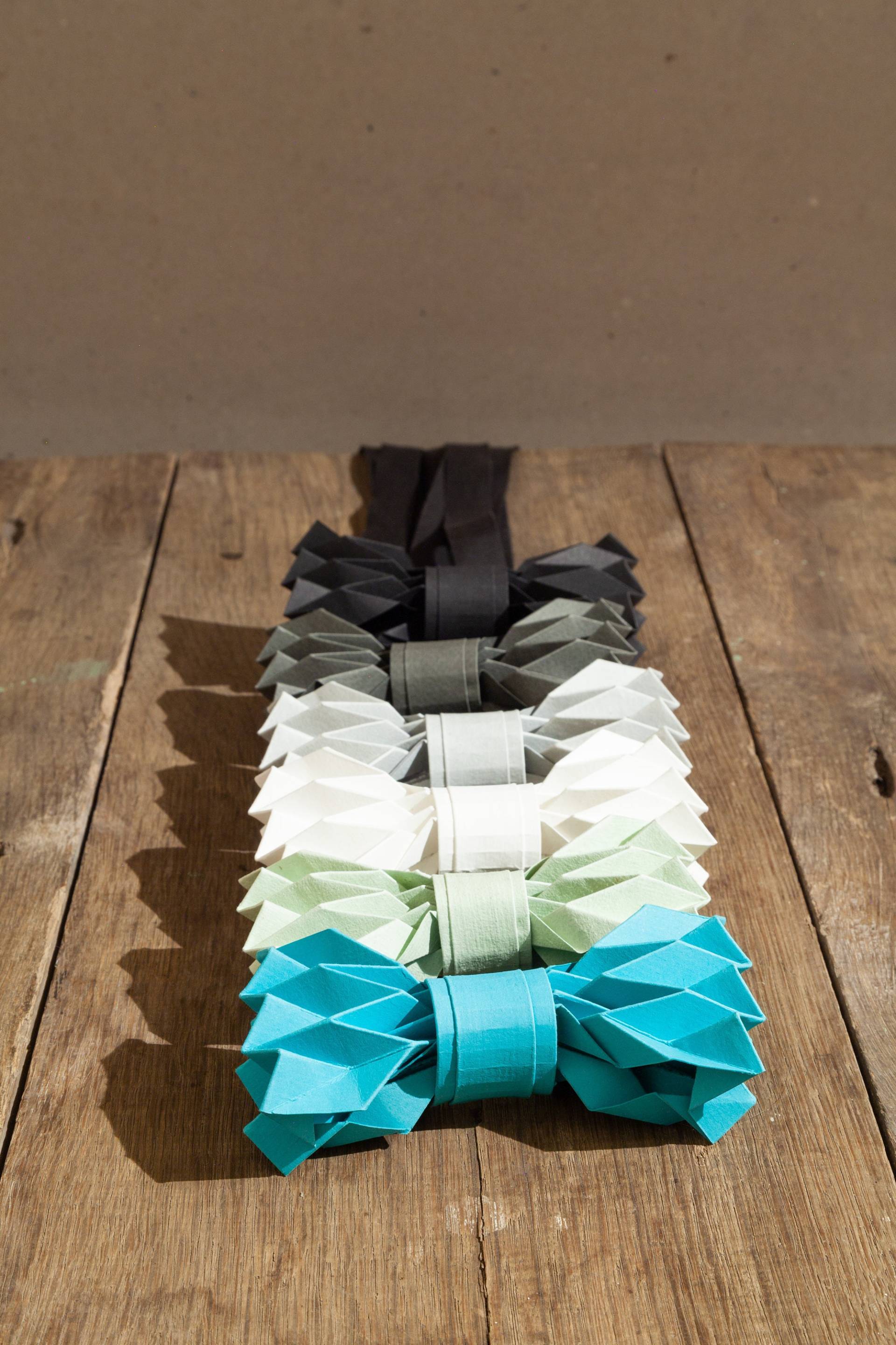 Papierfliege, Fliege Papierfliege, Fliege von feingebunden