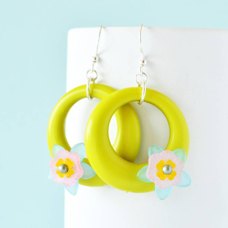 Chartreuse Floral Lucite Creolen Ohrringe Chartreuse Floral Lucite Creolen Ohrringe von feistykittyjewelry
