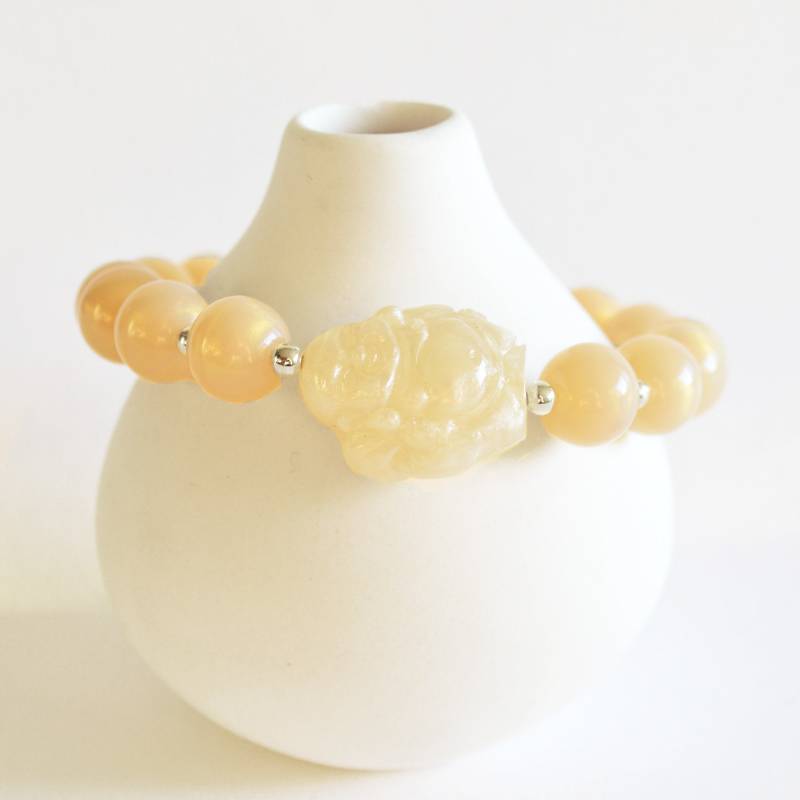 Glücklich Reisen Buddha Tan Und Weiß Lucite Silber Perlen, Stretch Armband Glücklich Reisen Buddha Tan Und Weiß Lucite Silber Perlen, Stretch Armband von feistykittyjewelry