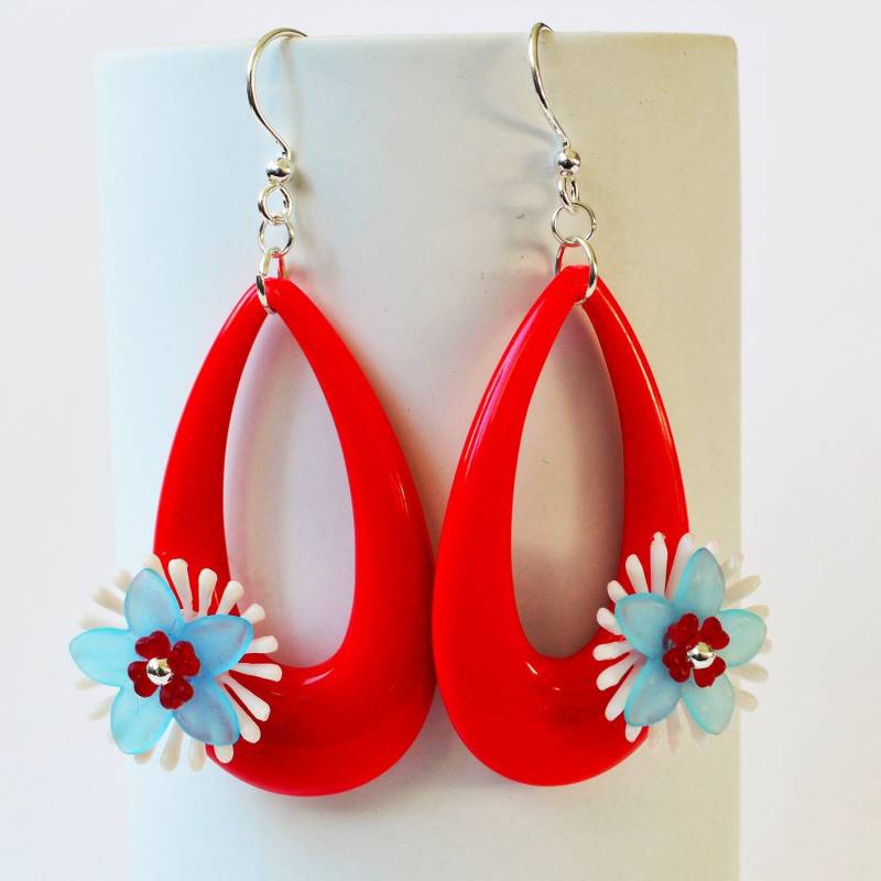 Große Rote Teardrop Floral Lucite Reifen, Versilbert Große Rote Teardrop Floral Lucite Reifen, Versilbert von feistykittyjewelry