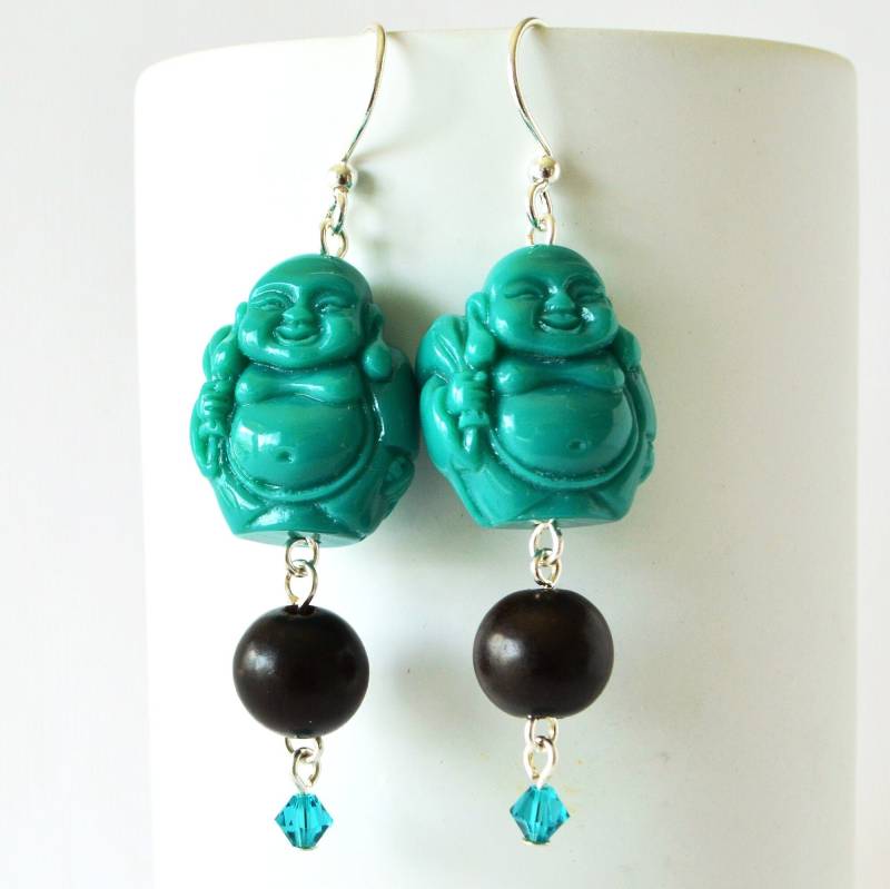 Happy Traveling Buddha Perlen Ohrringe, in Türkis Lucite Und Holz Happy Traveling Buddha Perlen Ohrringe, in Türkis Lucite Und Holz von feistykittyjewelry