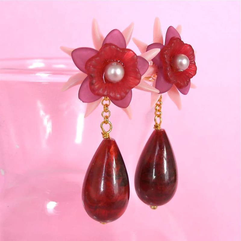 Kirschwein Lucite Floral Teardrop Ohrstecker Kirschwein Lucite Floral Teardrop Ohrstecker von feistykittyjewelry