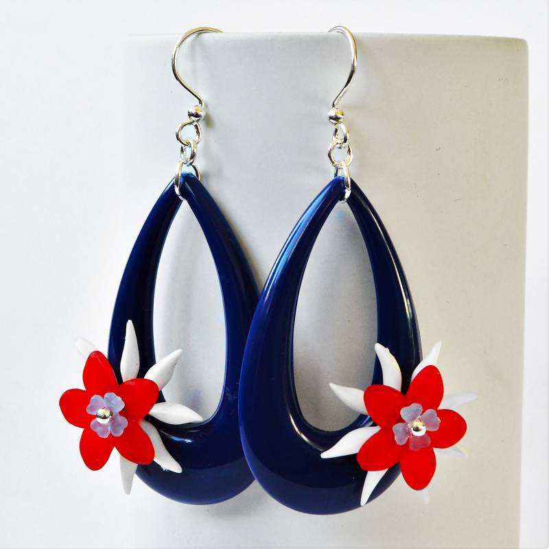 Marine Blau Lucite Floral Teardrop Reifen Ohrringe Mit Blumenstapel Marine Blau Lucite Floral Teardrop Reifen Ohrringe Mit Blumenstapel von feistykittyjewelry