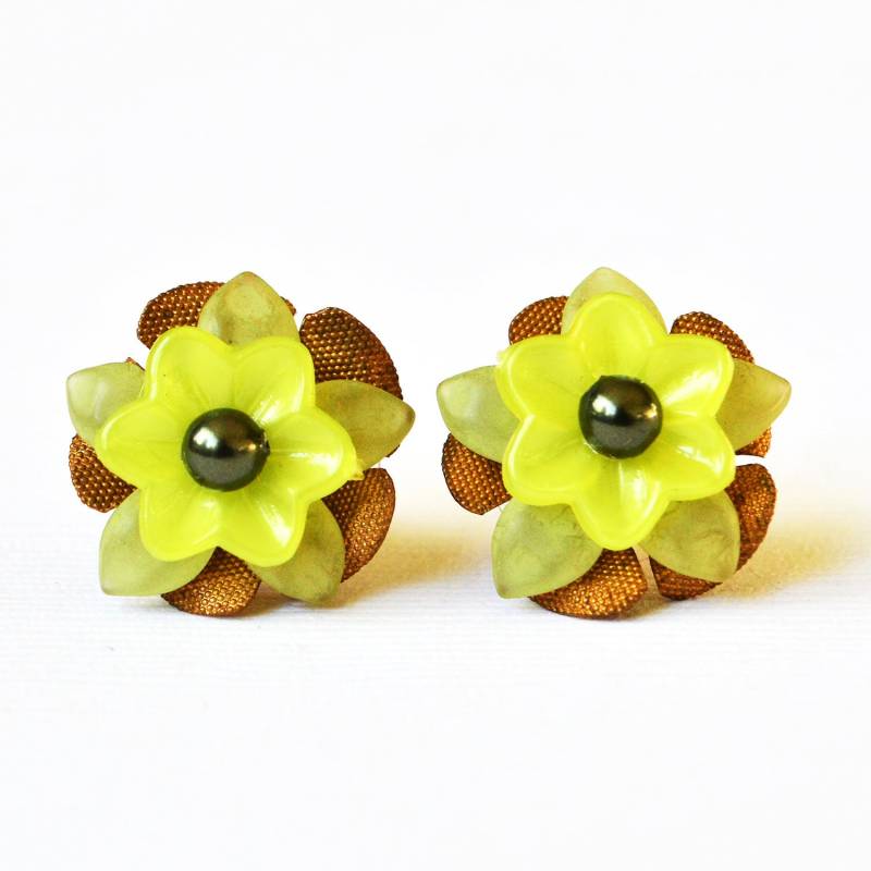 Vintage Lucite Blüten-Ohrstecker Grün, Gelb Und Messing Vintage Lucite Blüten-Ohrstecker Grün, Gelb Und Messing von feistykittyjewelry