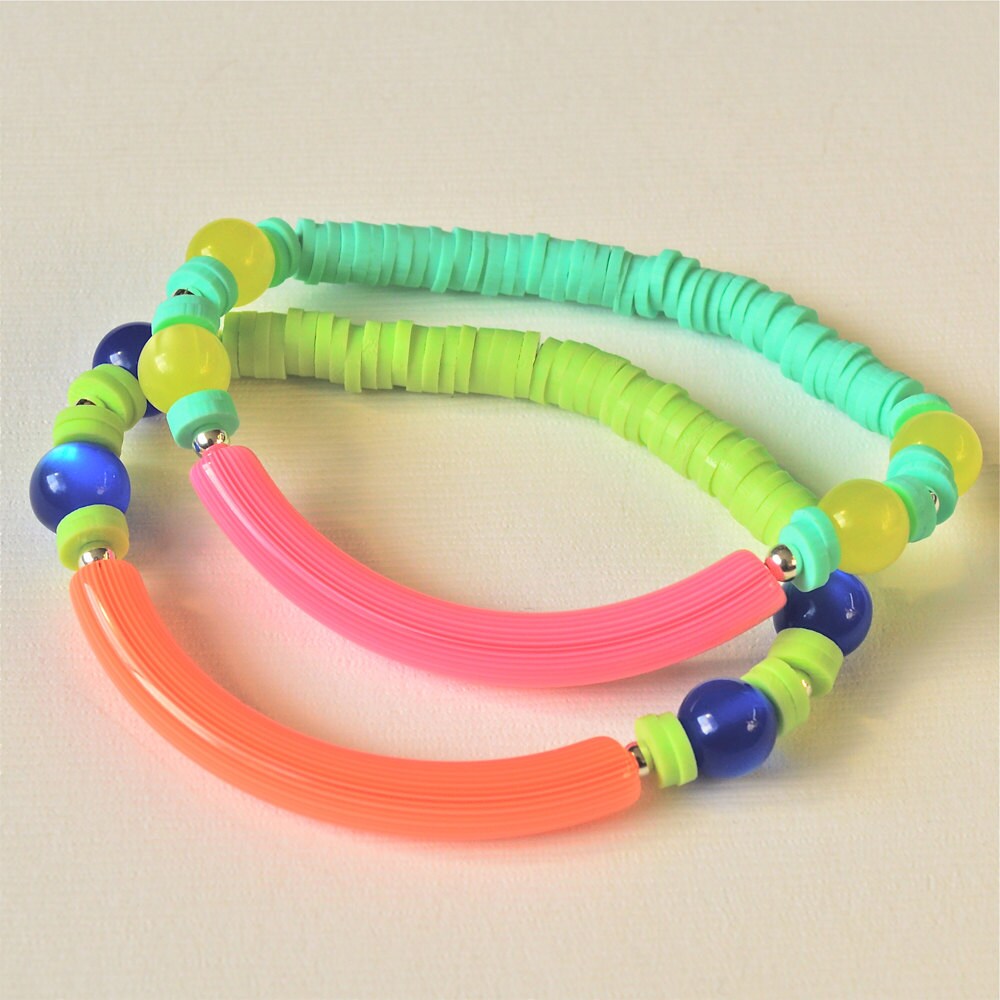 Neon Lucite Tube Und Gummi Heishi Gestapelt Armbänder Neon Lucite Tube Und Gummi Heishi Gestapelt Armbänder von feistykittyjewelry