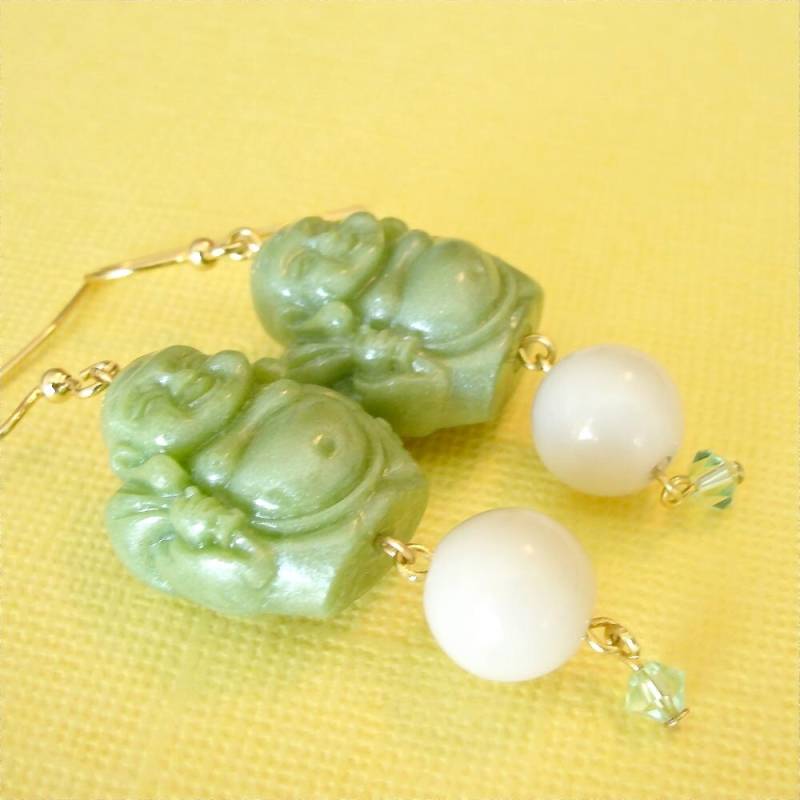 Reisen Glücklich Buddha Jade Ohrringe, Lucite Jade, Ecru Perlen, Vergoldet Reisen Glücklich Buddha Jade Ohrringe, Lucite Jade, Ecru Perlen, Vergoldet von feistykittyjewelry