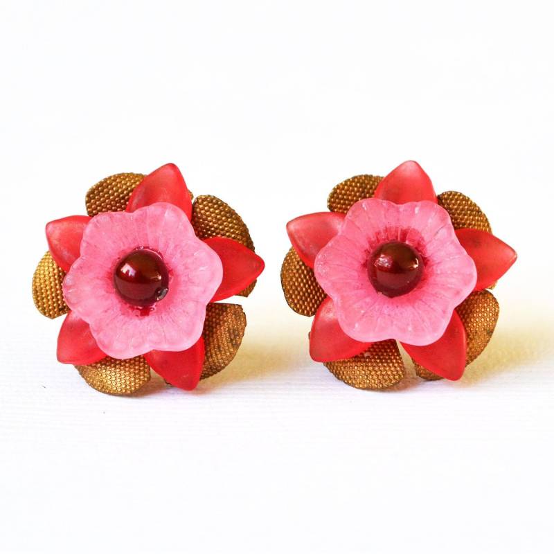 Rosa, Rot, Weinlese-Messingblumen-Bolzen-Ohrringe Mit Weinroter Perle Rosa, Rot, Weinlese-Messingblumen-Bolzen-Ohrringe Mit Weinroter Perle von feistykittyjewelry