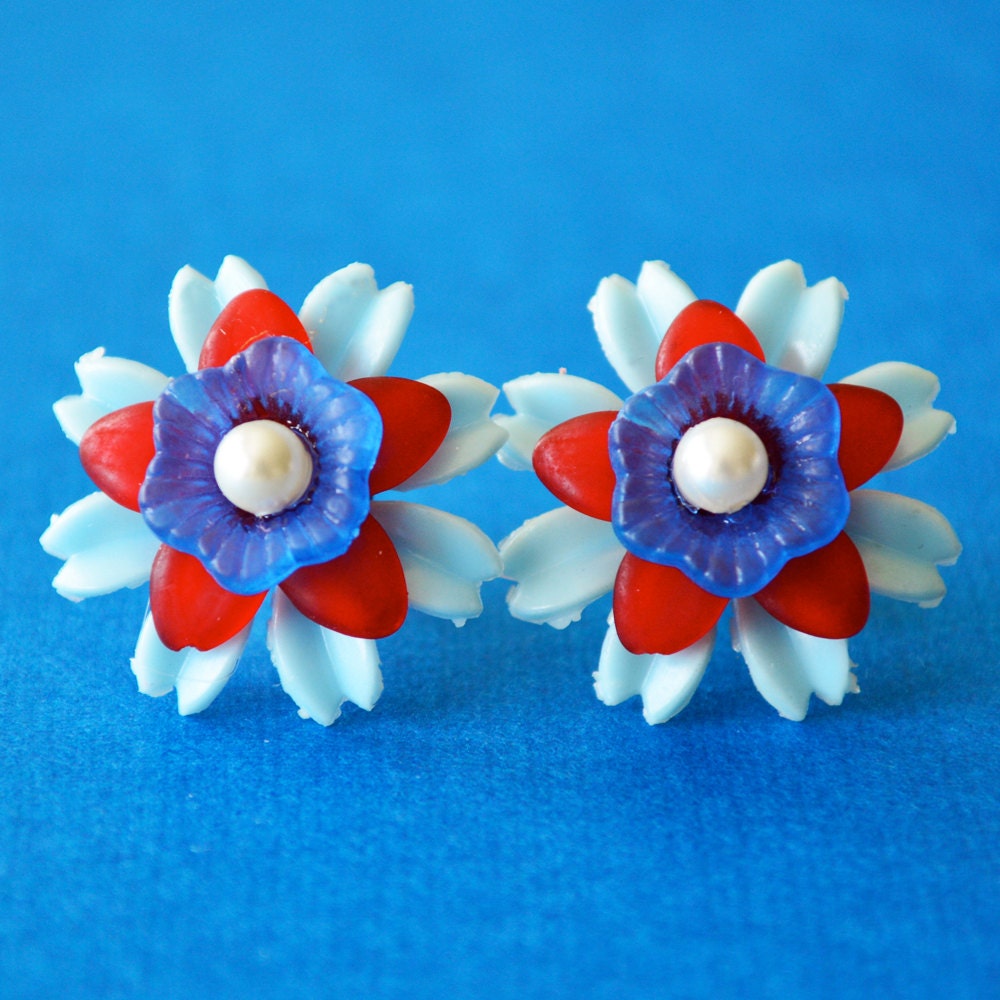 Rot Weiß Blau Blume Ohrstecker, Vintage Lucite, Edelstahl Rot Weiß Blau Blume Ohrstecker, Vintage Lucite, Edelstahl von feistykittyjewelry
