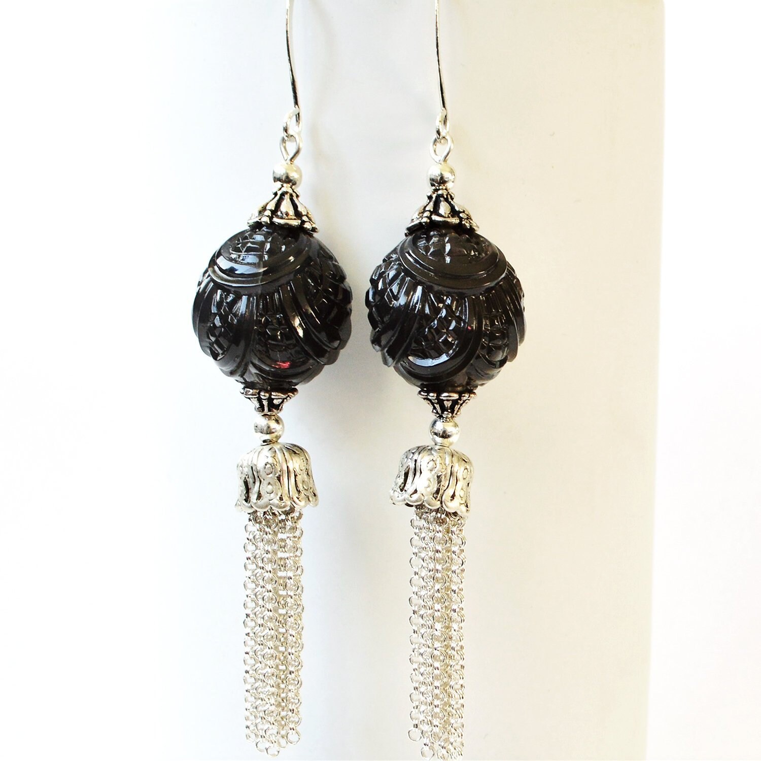 Schwarz-Art-Deco-Geschnitzt Kunststoff Runde Silber Quastenohrringe Schwarz-Art-Deco-Geschnitzt Kunststoff Runde Silber Quastenohrringe von feistykittyjewelry