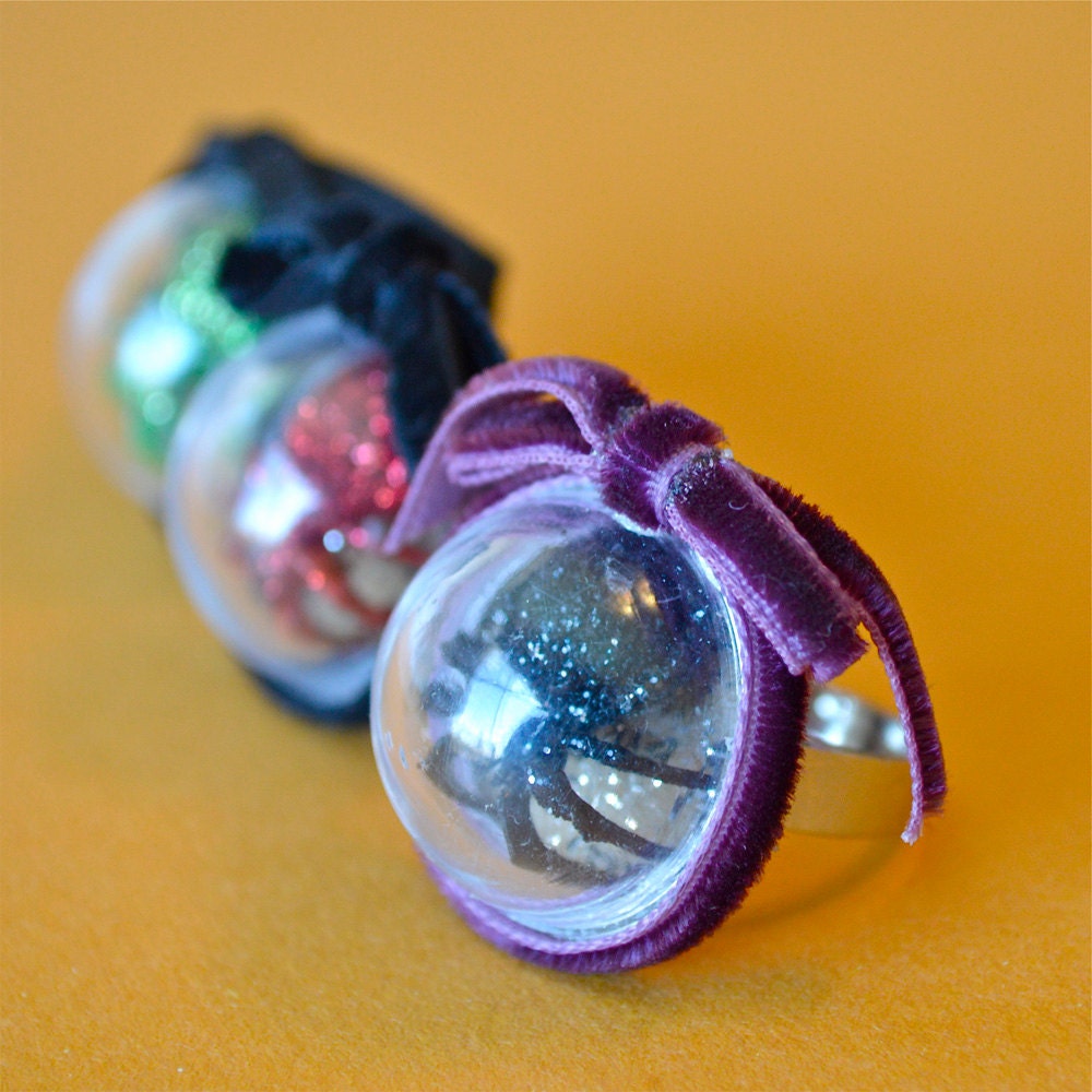Spinnen-Dome-Ring, Vintage Kunststoff Glitter Spinnenkapsel Ring; Halloweens Spinnen-Dome-Ring, Vintage Kunststoff Glitter Spinnenkapsel Ring; Halloweens von feistykittyjewelry