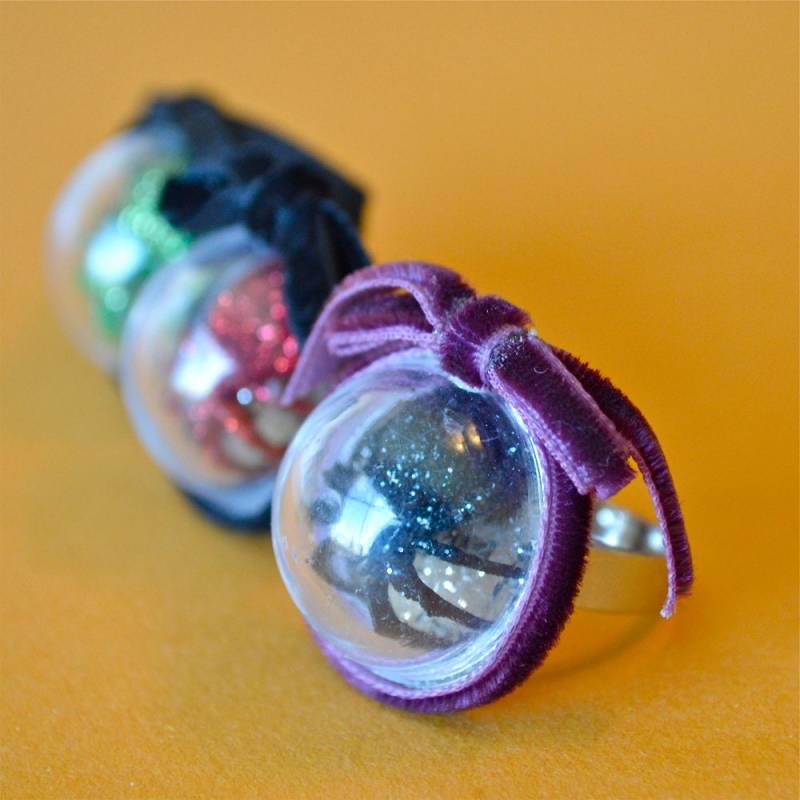 Spinnen-Dome-Ring, Vintage Kunststoff Glitter Spinnenkapsel Ring; Halloweens Spinnen-Dome-Ring, Vintage Kunststoff Glitter Spinnenkapsel Ring; Halloweens von feistykittyjewelry
