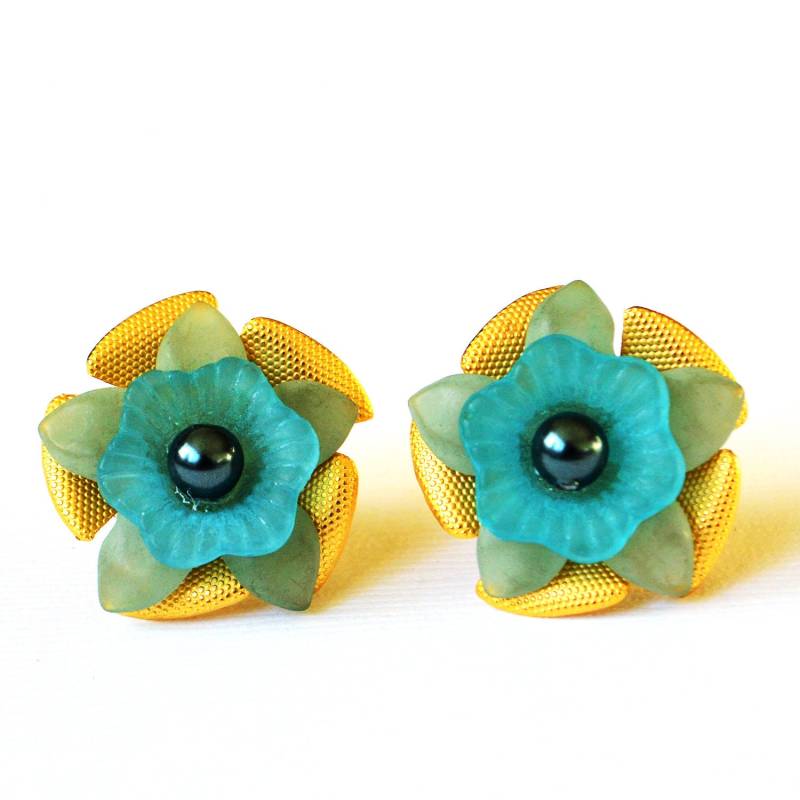 Türkis Und Türkis Florale Lucite Messing Ohrstecker, Mit Perle Türkis Und Türkis Florale Lucite Messing Ohrstecker, Mit Perle von feistykittyjewelry