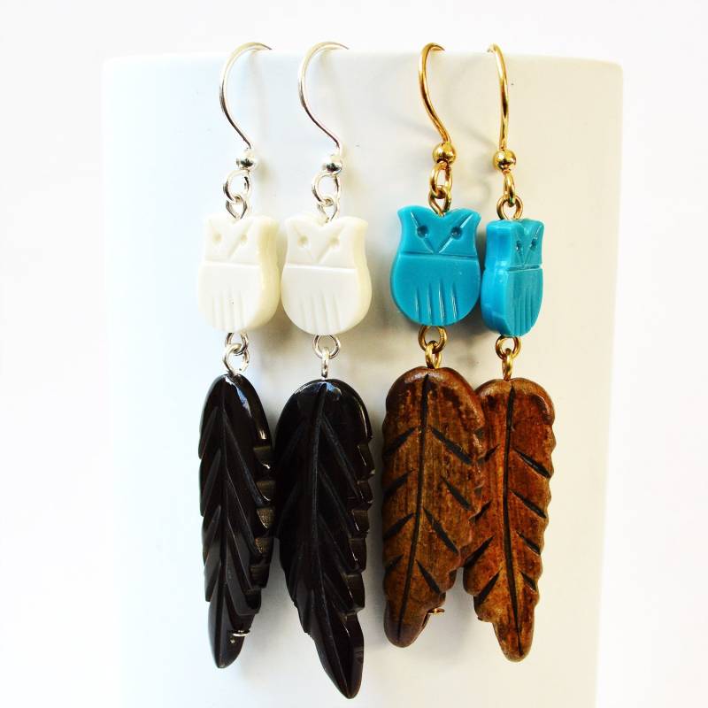 Vintage Kunststoff Eule, Horn Feder Lange Baumeln Ohrringe Vintage Kunststoff Eule, Horn Feder Lange Baumeln Ohrringe von feistykittyjewelry