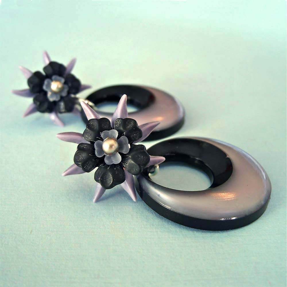 Vintage Lucite Grau, Schwarz Opal, Floral Creolen, Edelstahl Ohrstecker, Ohrstecker Vintage Lucite Grau, Schwarz Opal, Floral Creolen, Edelstahl Ohrstecker, Ohrstecker von feistykittyjewelry