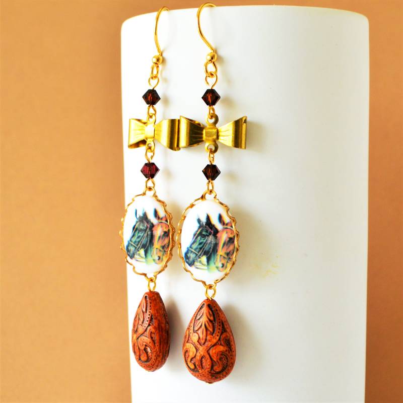 Vintage Pferde Cameo Ohrringe Mit Lucite Etched Teardrop Und Messingschleife von feistykittyjewelry