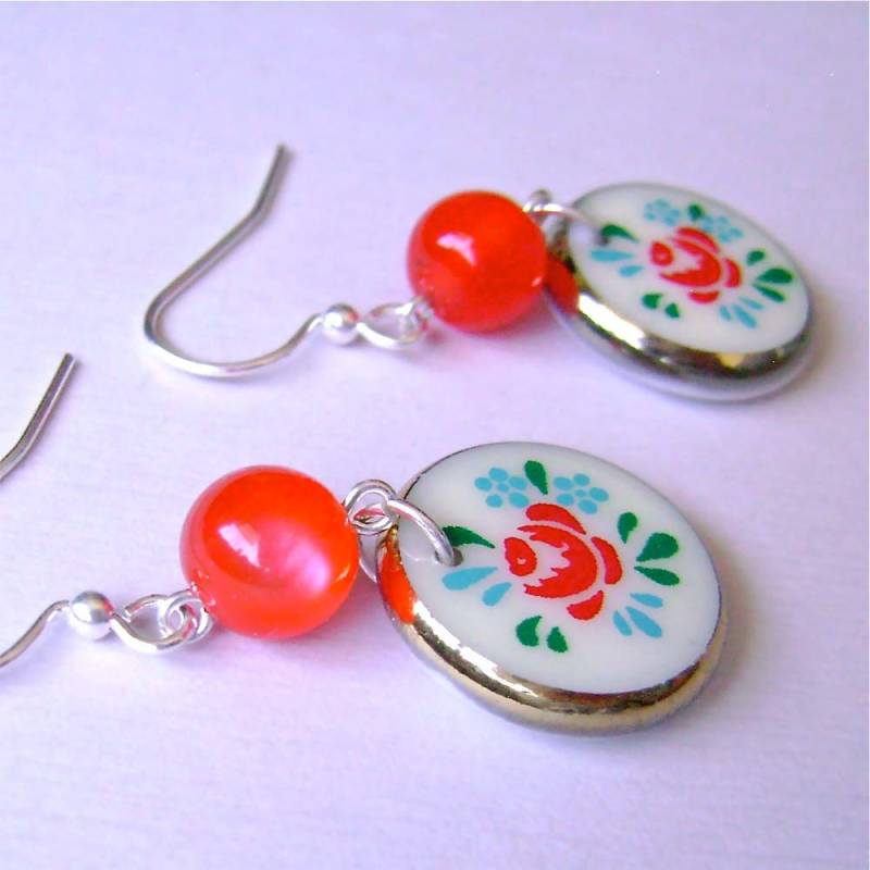 Vintage Rote Rosen Limoges Ohrringe Mond Leuchten Lucite Perlen von feistykittyjewelry